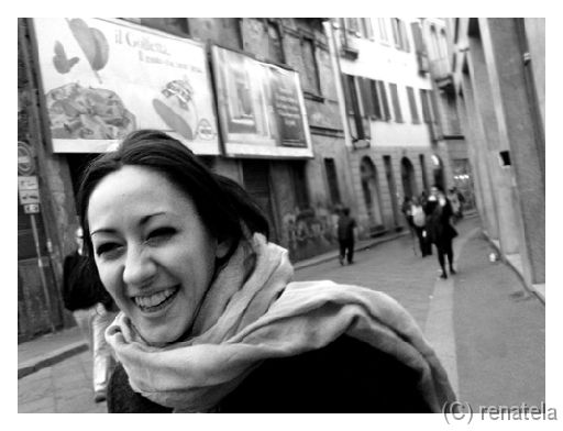 juokas Monia and her natural laugh in Milan.